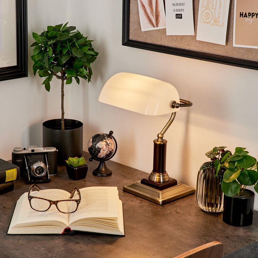 Bankerlampe mit weißem Lampenschirm