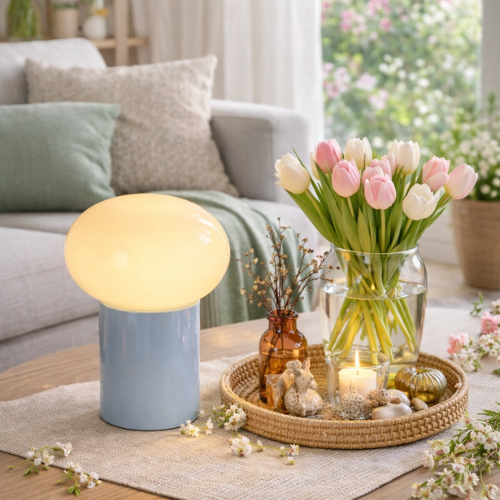 Blaue Tischleuchte auf dem Wohnzimmertisch