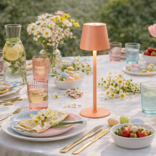 Rosa Tischleuchte auf dem Gartentisch