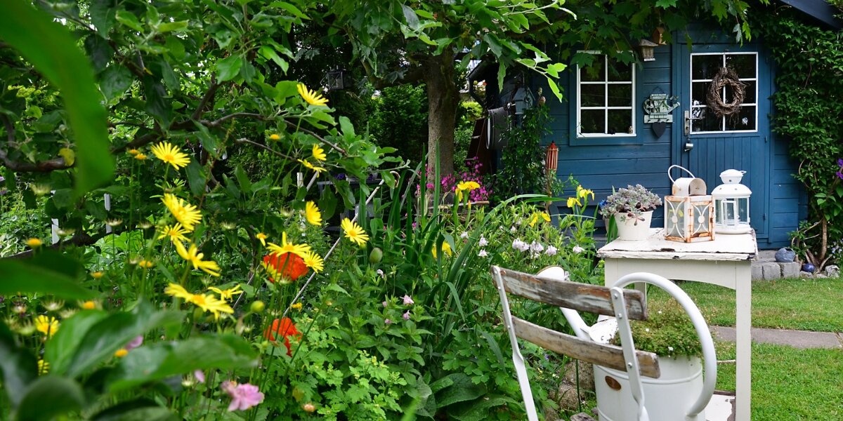 Garten im Landhausstil mit Lampen gestalten