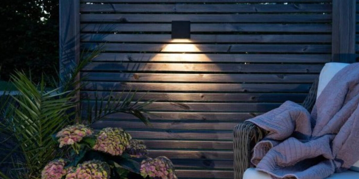 Wandlampe als Zaunbeleuchtung