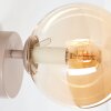 Kugel-Wandleuchte Gastor im 2er-Set mit bernsteinfarbenem Glasschirm neben dem Spiegel